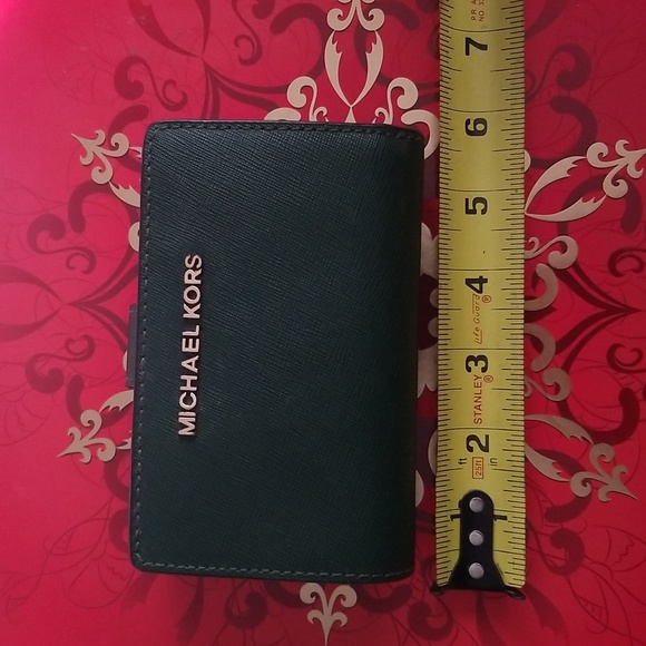 Michael kors Green Wallet - Picture 11 of 14